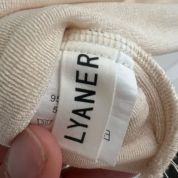 Elegant Cream Sleeveless Crop Top - Picture 6 of 7